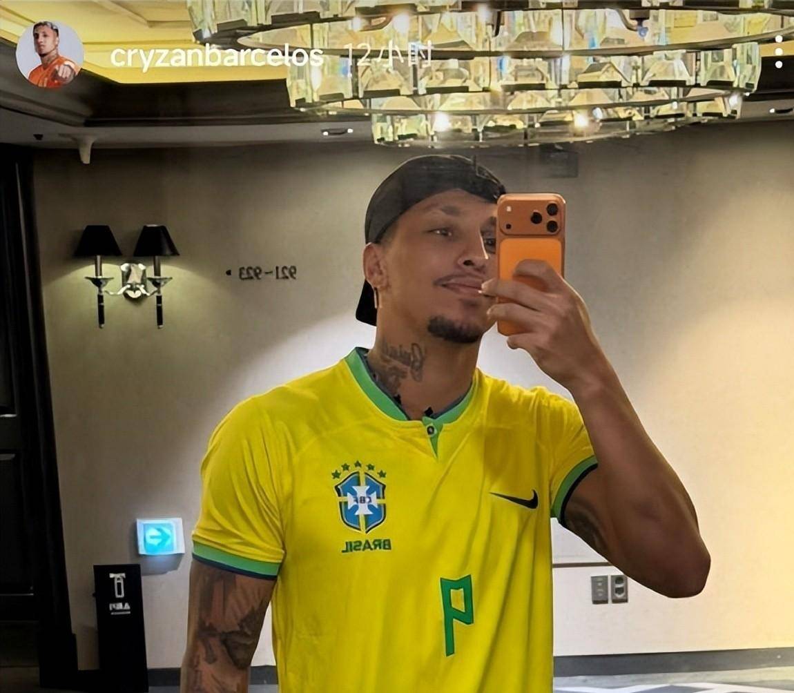 在这里踢球, 他毫不避讳, 又显得寒酸 在这里踢球, 他毫不避讳, 又显得寒酸